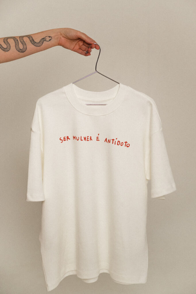 Camiseta “Ser Mulher é Antídoto” | Tatt
