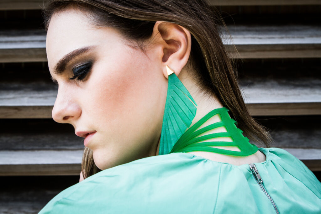 Brinco Pena com Pino de Ouro 18K | Flavia Amadeu