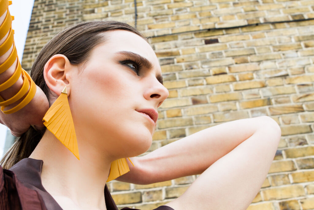 Brinco Pena com Pino de Ouro 18K | Flavia Amadeu
