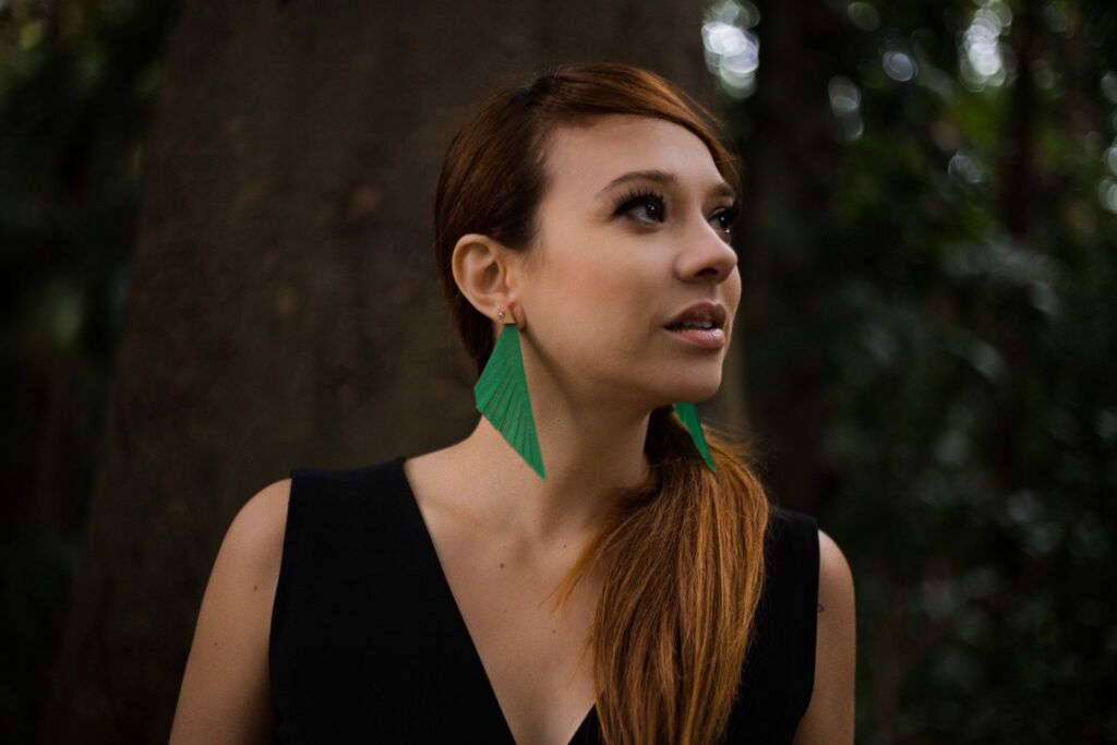 Brinco Pena com Pino de Ouro 18K | Flavia Amadeu